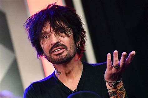 Tommy Lee Twitter post sparks hilarious memefest。